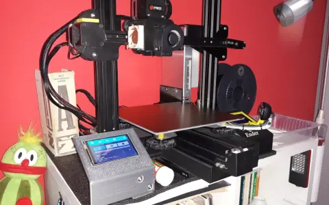 Drukarka 3D Ender 3 z ekranem dotykowym, gotowa do pracy z OctoPrint. Obok pluszowa zabawka.