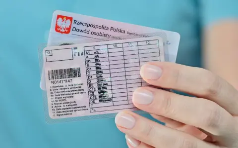 Polskie prawo jazdy kategorii B w rękach kobiety. Dokument potwierdza uprawnienia do kierowania pojazdami.