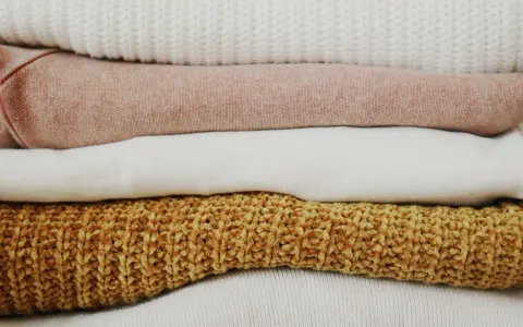 Jak składać bluzy? 3 metody na porządek i brak zagnieceń!