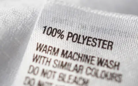 Metka informuje: 100% poliester. Jak prać poliester? Ciepłe pranie w pralce z podobnymi kolorami. Nie wybielać.