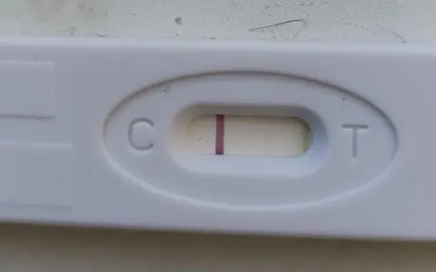 Test ciążowy z jedną, bladą kreską przy literze "C". Wynik negatywny.