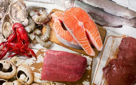 En buffé av godsaker: ostron, räkor, kräftor, laxfilé, hel fisk, kött och lever. Perfekt för en B12-rik måltid!