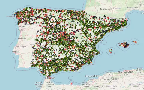 Mapa de España y Portugal con miles de puntos de recarga para coches eléctricos.