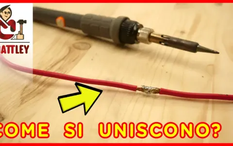 Un saldatore pronto a collegare fili elettrici, con un cavo rosso già unito.