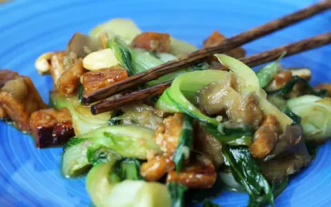 Pyszne danie z kapusty pak choi, tofu i orzechów nerkowca. Idealne przepisy na szybki obiad.