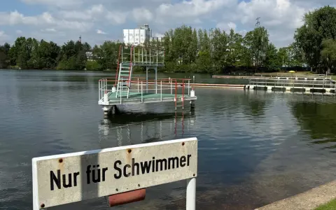 Der Sprungturm am Badeweiher Marl ist bereit für wagemutige Springer. Ein Schild weist darauf hin: "Nur für Schwimmer".