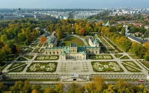 Pałac w Wilanowie z barokowymi ogrodami to wspaniałe darmowe atrakcje Warszawa. Jesienne liście dodają uroku.
