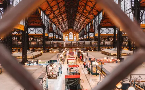 Budapest Geheimtipps: Die beeindruckende Markthalle mit ihren vielen Ständen und dem architektonischen Dach ist ein Muss.
