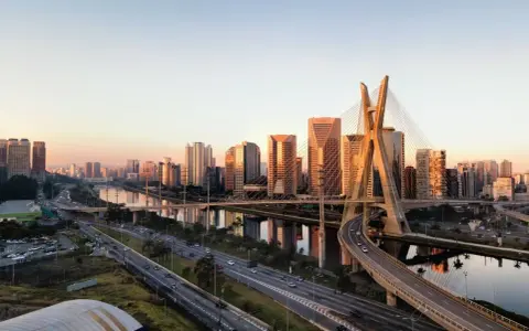 Sonnenuntergang über der Skyline von São Paulo, mit dem Ponte Estaiado und dem Fluss Tietê.