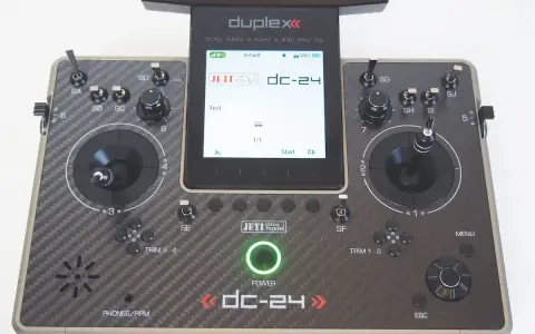Jeti DS 24 v2 Fernsteuerung mit zwei Joysticks, vielen Schaltern und einem Touchscreen.
