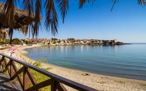 Bułgaria zachwyca spokojnym morzem i piaszczystą plażą. Widok na miasteczko z czerwonymi dachami zaprasza do odpoczynku.