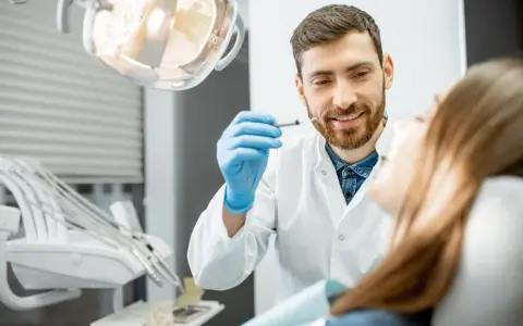 Czy z opryszczką można iść do dentysty? Ryzyko i co zrobić?