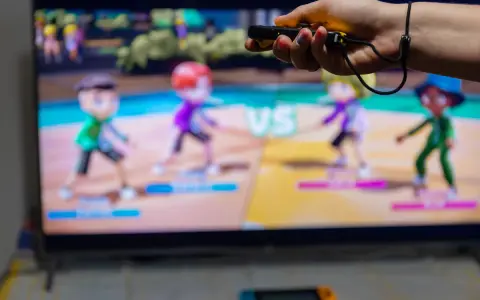 Ręka trzymająca kontroler do gier Nintendo Switch, grająca w gry ruchowe.