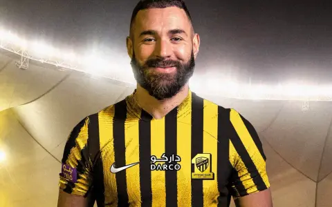 Karim Benzema w nowej koszulce klubu, zastanawiasz się ile zarabia Karim Benzema?