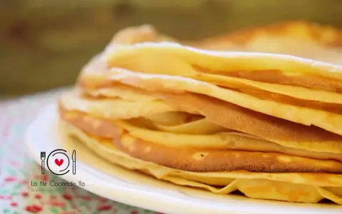 Una pila de crepes dorados, perfectos para tu próxima receta de crepes.