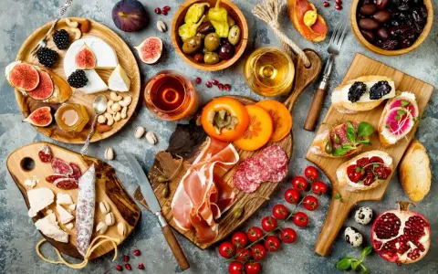 Impreza w stylu lat 80: smakowite menu, które zachwyci gości