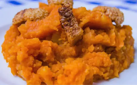 Patatas revolconas cremosas con trozos crujientes de torreznos, un plato tradicional español.
