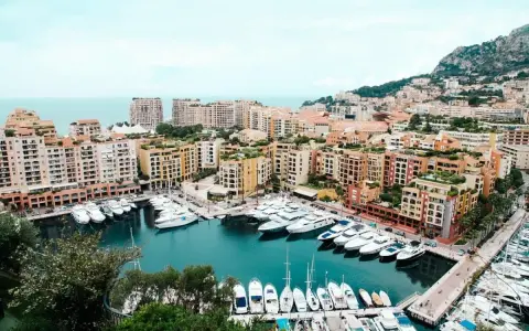 Porto di Monte Carlo con yacht di lusso e palazzi colorati, ideale per scoprire cosa vedere a Montecarlo in un giorno.