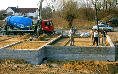 Czym obsypać fundamenty, aby uniknąć problemów z wilgocią?