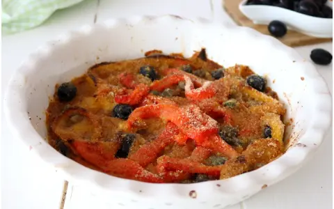 Peperoni gratinati al forno, un piatto saporito con olive nere e capperi, pronto per essere gustato.