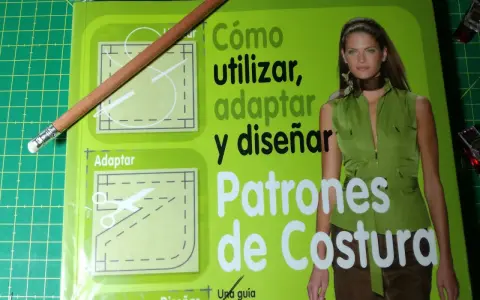 Libro "Cómo utilizar, adaptar y diseñar Patrones de Costura", con ilustraciones de patrones y una modelo.
