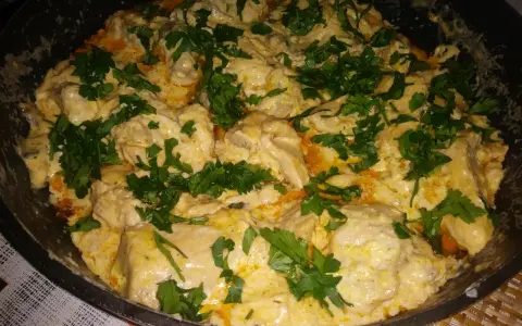 Keto kurczak z mascarpone w kremowym sosie, posypany świeżą natką pietruszki. Pyszne danie gotowe do podania.