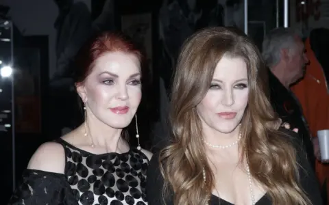 Priscilla Presley und ihre Tochter Lisa Marie Presley, die Elvis' Tochter ist, posieren für ein Foto.