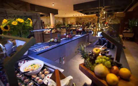 Ein üppiger Bell Rock Buffet-Tisch mit frischem Obst, Salaten und Desserts, dekoriert mit Sonnenblumen.