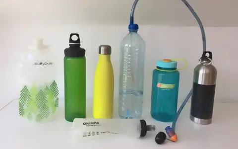Verschiedene Trinkflaschen und ein Trinksystem. Woraus trinkt man Met? Aus diesen Flaschen, je nach Anlass.