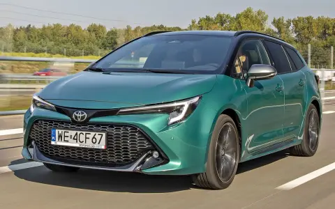 Zielona Toyota Corolla na drodze. Sprawdź aktualną toyota corolla cena i wybierz swój wymarzony model.
