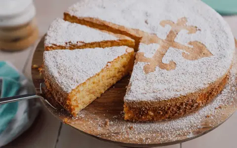 Ein köstlicher spanischer Kuchen, bestäubt mit Puderzucker und verziert mit einem Kreuzmuster.