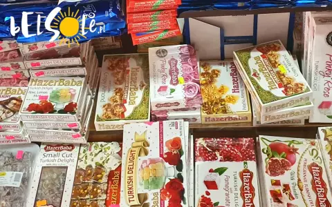 Co warto kupić na Cyprze? Mnóstwo słodkości: chałwy, baklavy, Turkish Delight w różnych smakach, np. różany, pistacjowy, z granatem.