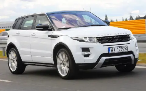 Biały Range Rover Evoque w ruchu drogowym. Właściciele zgłaszają land rover evoque awarie i problemy, ale auto nadal wygląda stylowo.