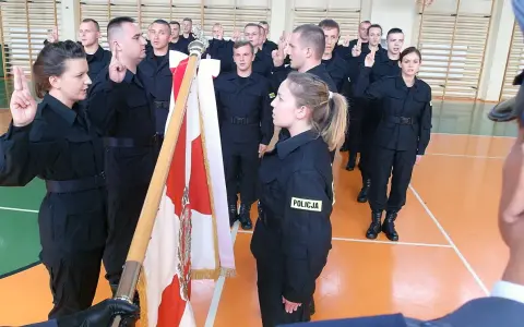 Nowi policjanci składają ślubowanie. To początek ich służby, ważny moment w karierze.