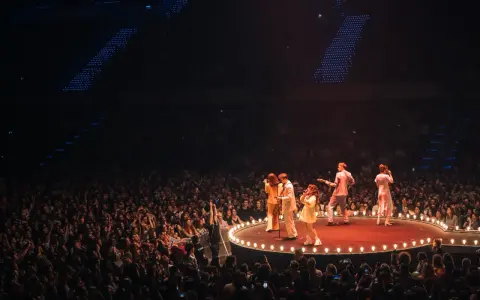 Koncert na żywo, tłum szaleje, a artyści na scenie jak kwiat jabłoni. Nawet jeśli zamknęli mi klub, muzyka trwa!