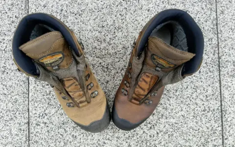 Paire de chaussures de randonnée Meindl, une plus sale que l'autre. Apprenez comment nettoyer des chaussures de randonnée pour les garder en bon état.