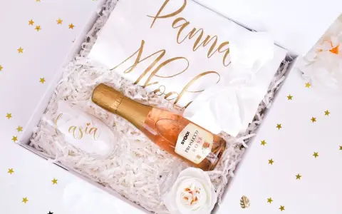 Elegancki prezent na wieczór panieński: kieliszek z imieniem, butelka prosecco i biała szarfa z napisem "Panna Młoda".