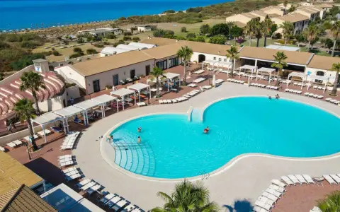 Vacanze al Sikania Eco Resort: piscina azzurra, lettini, palme e il mare all'orizzonte.