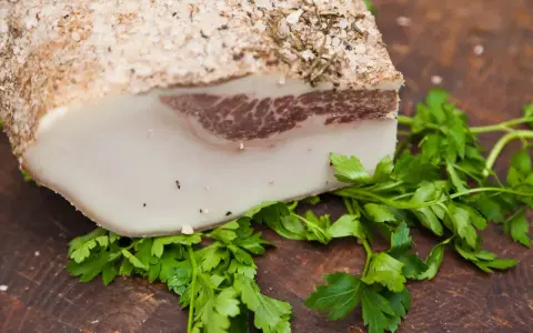 Lardo di Colonnata, un blocco di grasso salato e speziato, pronto per essere affettato. Scopri come si fa il lardo di Colonnata.