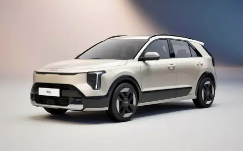 Biały Kia Niro EV z nowoczesnymi światłami i czarnymi akcentami, gotowy na ekologiczną podróż.