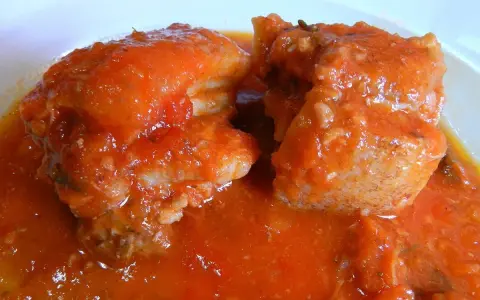 Succulento spezzatino di maiale in salsa rossa, un piatto che profuma di casa e tradizione.