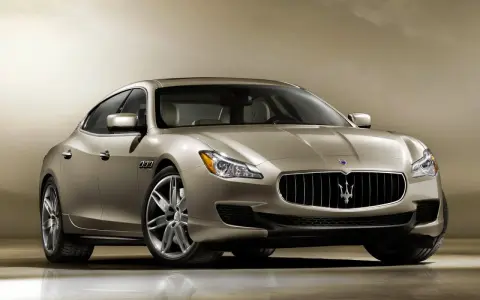 Elegancki Maserati Quattroporte w kolorze szampańskim. Nawet tak luksusowe auta mogą mieć swoje maserati quattroporte awarie i problemy.