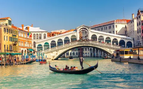 Gondola sul Canal Grande, sotto il Ponte di Rialto. Un'immagine che spiega perchè Venezia è stata costruita sull'acqua, un sogno galleggiante.