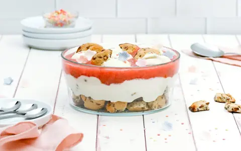 Schichtdessert mit Erdbeerpüree, Sahne und Keksen. Ein schnelles Party-Dessert, das alle lieben werden.