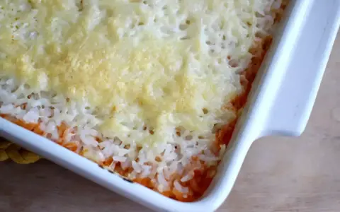 Ein Auflauf mit Reis und Tomatensauce, überbacken mit geschmolzenem Käse. Ein köstliches Gericht, das Lust auf mehr macht.