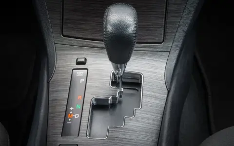 Dźwignia zmiany biegów w samochodzie. Pytanie "tiptronic co to" może dotyczyć tej automatycznej skrzyni biegów z możliwością ręcznej zmiany.