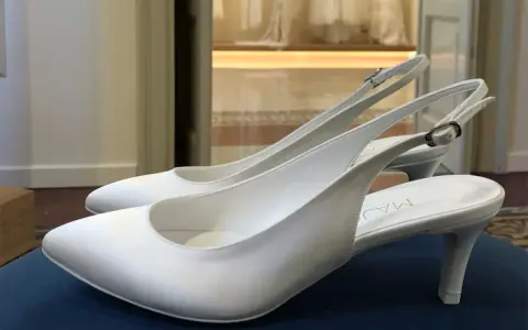 Eleganti scarpe da sposa bianche con cinturino posteriore, perfette per chi cerca dove comprare scarpe da sposa uniche.