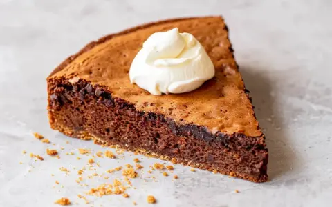 En bit chokladkaka med vispad grädde, perfekt för dig som vill baka med proteinpulver.
