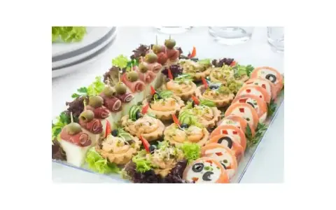 Catering dla 30 osób: od 3000 zł! Jak zaplanować budżet?