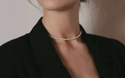 Delikatny naszyjnik z pereł, idealny do eleganckich stylizacji. Dyskretny blask podkreśla szyję.